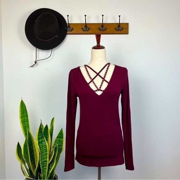 Buckle Red BKE Strappy V-Neck Rhinestone Knit Top. NWT. Small - Picture 2 of 7